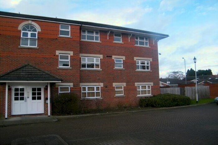2 Bedroom Flat To Rent In Burns Close, Billericay, CM11