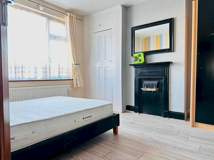 3 Bedroom End Of Terrace House To Rent In Edith Road, Chadwel Heath, RM6