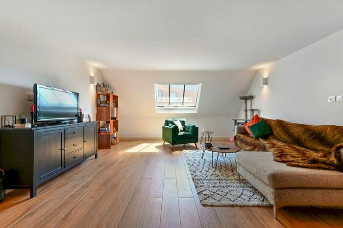 3 Bedroom Flat To Rent In High Street, Brentford, TW8