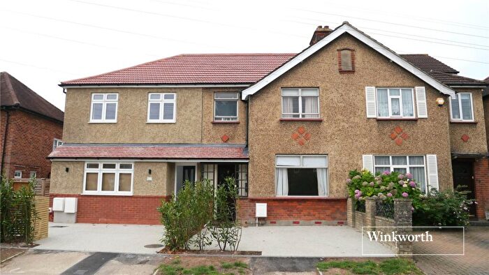 3 Bedroom Terraced House For Sale In Chesterfield Road, Barnet, EN5