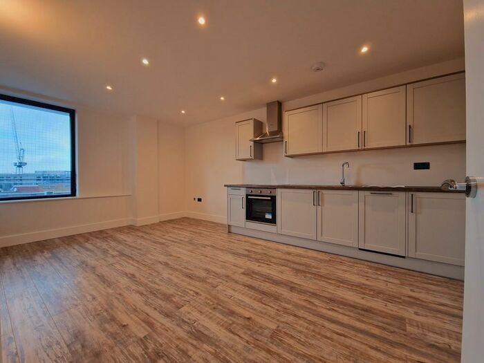 1 Bedroom Apartment To Rent In Kingsbridge Point, SN1