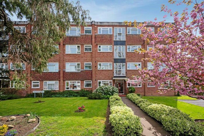 2 Bedroom Flat To Rent In Lovelace Road, Surbiton, KT6