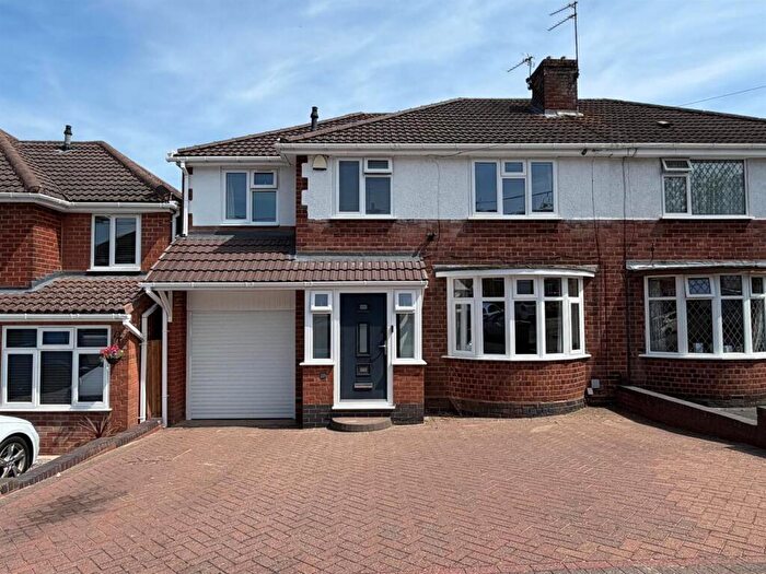 4 Bedroom Semi-Detached House For Sale In Willowsbrook Road, Halesowen, West Midlands, B62