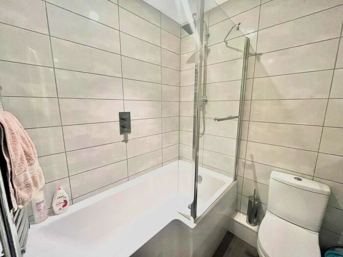 2 Bedroom Flat To Rent In Belgrave Road, Torquay, TQ2