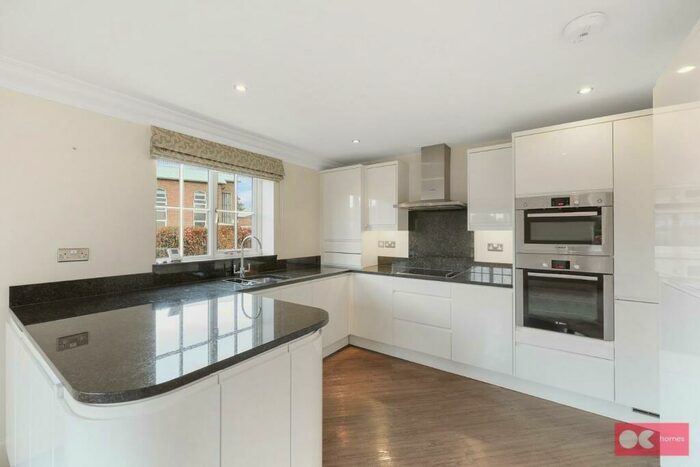 2 Bedroom Flat To Rent In Manor Avenue, Hornchurch, RM11