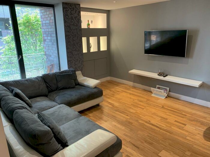 2 Bedroom Duplex To Rent In Advent Way, Manchester, M4