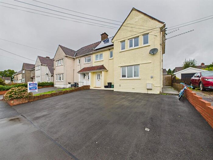 3 Bedroom Semi-Detached House For Sale In Maesglas, Pontyates, Llanelli, SA15