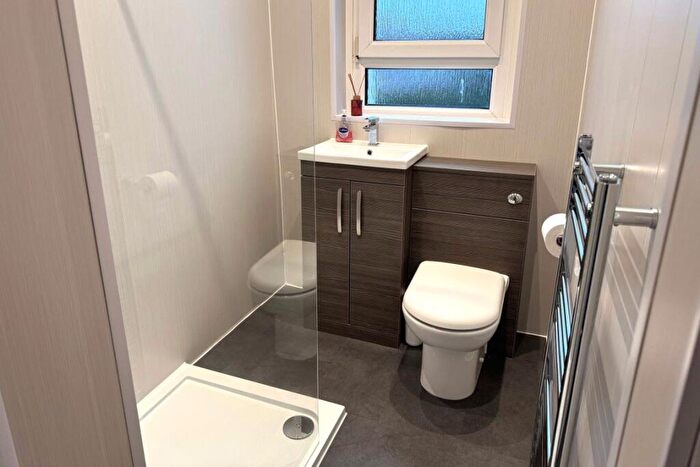 1 Bedroom Flat To Rent In Bed With Driveway & Garden Netherplace Rd, G77