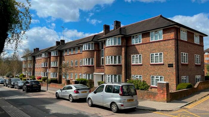 3 Bedroom Flat To Rent In Beaufort Park, London, NW11