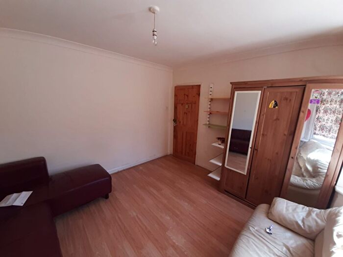 3 Bedroom Semi-Detached House To Rent In Somerset Avenue, Luton, LU2