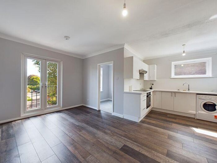 2 Bedroom Flat To Rent In £ Chaldon Road, Caterham On The Hill, CR3