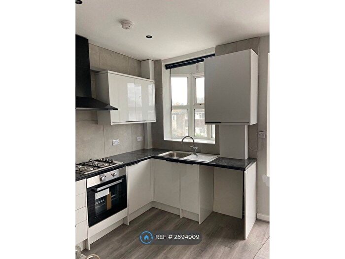 2 Bedroom Flat To Rent In Wellington Road South, Hounslow, TW4