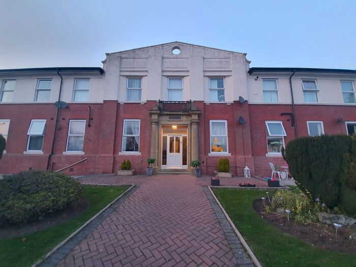 2 Bedroom Flat To Rent In Arncliffe Rise, Oldham, Lancashire, OL4