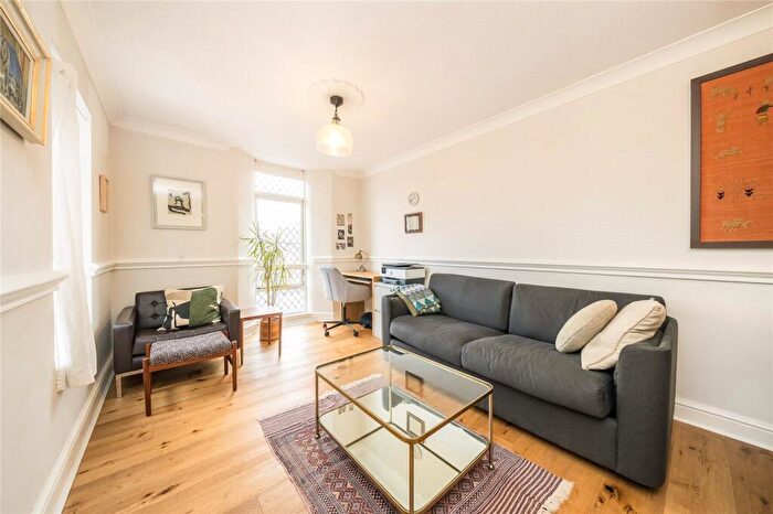 1 Bedroom Flat For Sale In St. James Court, Bethnal Green Road, London, E2