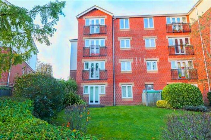 2 Bedroom Flat To Rent In West End House, West End, SO18