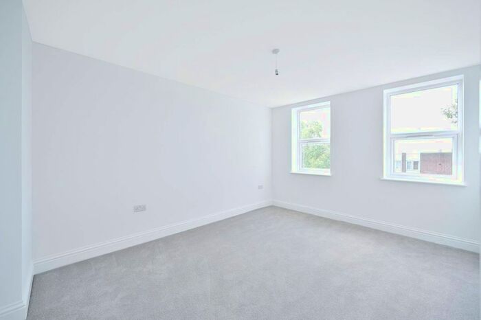 2 Bedroom Flat To Rent In Bath Road, Cranford, Hounslow, TW5