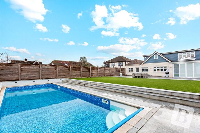 6 Bedroom Detached House For Sale In Poole Road, Hornchurch, RM11