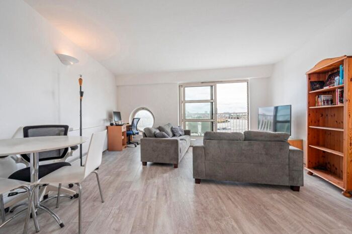 2 Bedroom Flat For Sale In Cascades Tower, Westferry Road, E14