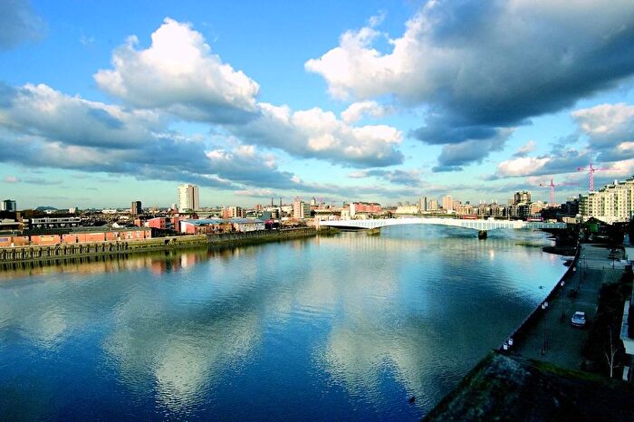 2 Bedroom Flat To Rent In Smugglers Way, Wandsworth, SW18