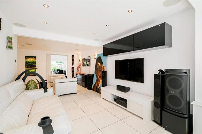 5 Bedroom Semi-Detached House For Sale In Endlebury Road, North Chingford, E4