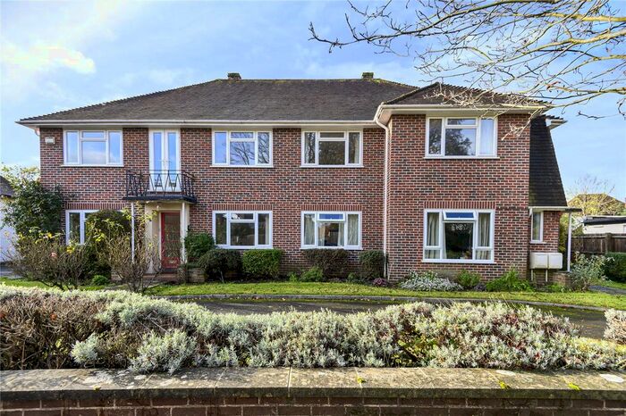 2 Bedroom Flat To Rent In Parkwood Avenue, Esher, KT10