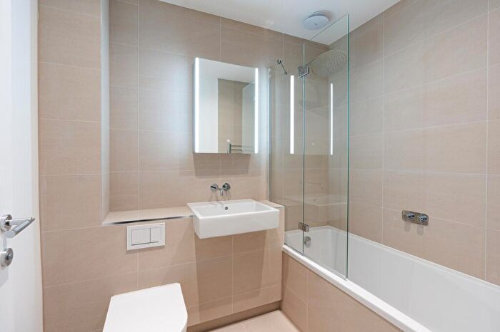 2 Bedroom Apartment For Sale In St Andrews Court, Thame, OX9