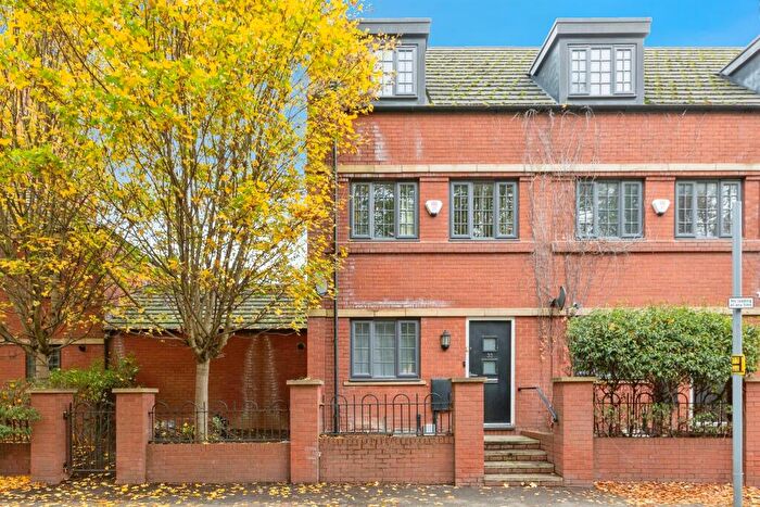 3 Bedroom Town House For Sale In Abbey Park Road, Leicester, LE4