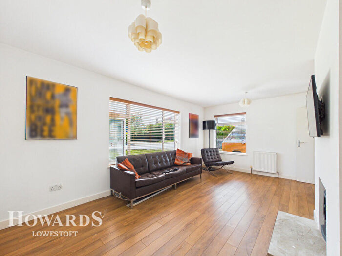 2 Bedroom Detached House For Sale In Field Lane, Kessingland, NR33