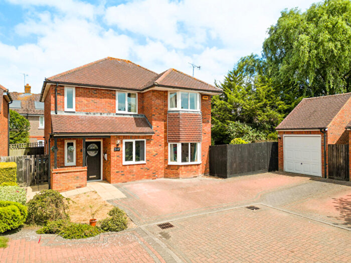 3 Bedroom Detached House For Sale In Gillions Place, Aylesbury, HP21