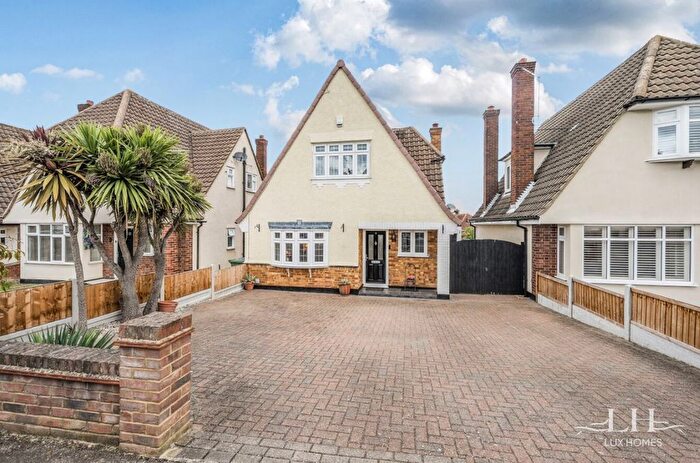 3 Bedroom Detached House For Sale In Woodbrooke Way, Old Corringham, SS17