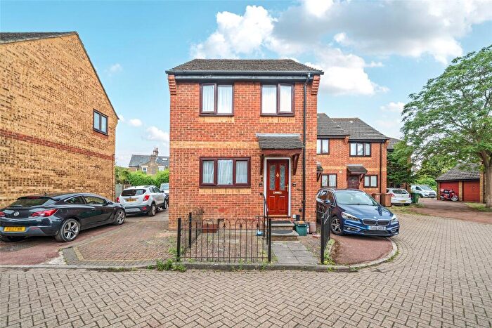 3 Bedroom Detached House For Sale In Oakdale Way, Mitcham, Surrey, CR4