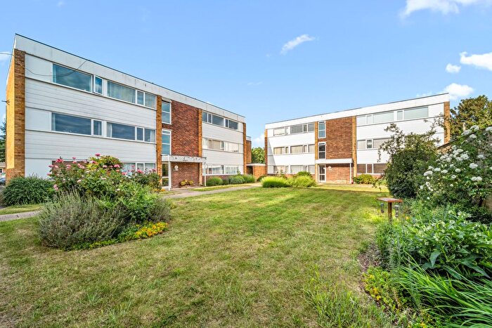 2 Bedroom Flat For Sale In Chertsey, Surrey, KT16
