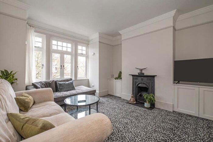 3 Bedroom Maisonette To Rent In Cowley Road London, SW14