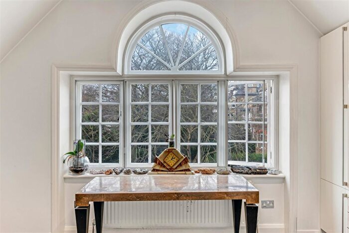 3 Bedroom Flat For Sale In Lyndhurst Road, Hampstead, London, NW3