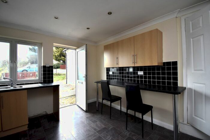 2 Bedroom Bungalow To Rent In Sundridge Hill, Cuxton, Rochester, ME2