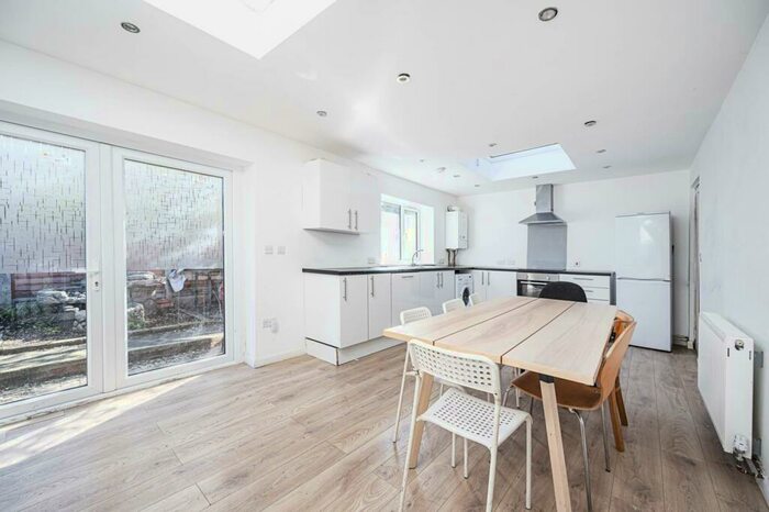 3 Bedroom Flat To Rent In Finnis Street, Bethnal Green, London, E2