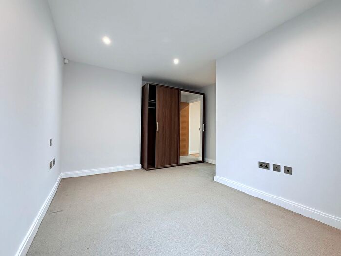 2 Bedroom Flat To Rent In Holden Avenue, London, N12