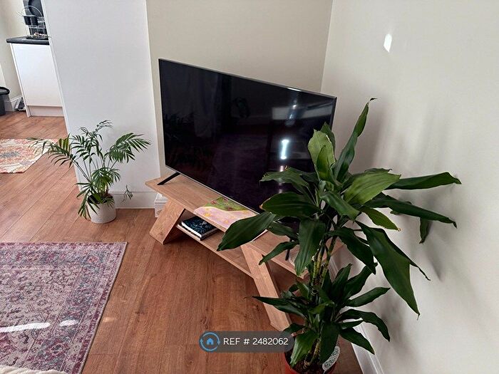 2 Bedroom Flat To Rent In Mare Street, London, E8