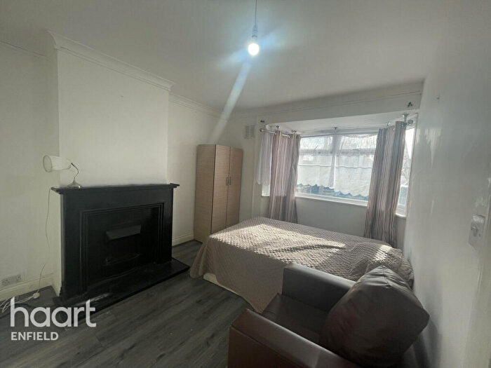 1 Bedroom Apartment To Rent In Stoneleigh Avenue, Enfield, EN1