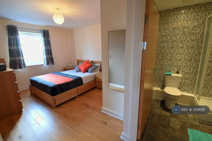 2 Bedroom Flat To Rent In Dumballs Road, Cardiff, CF10