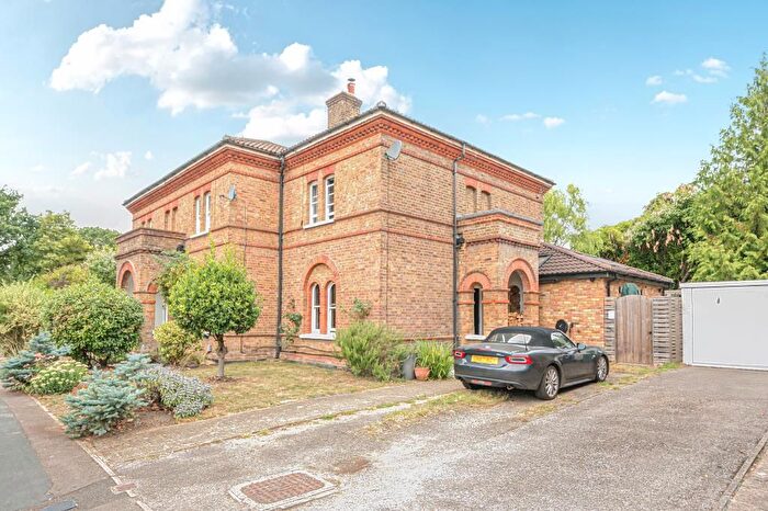 3 Bedroom End Terrace House For Sale In Woking, Surrey, GU21