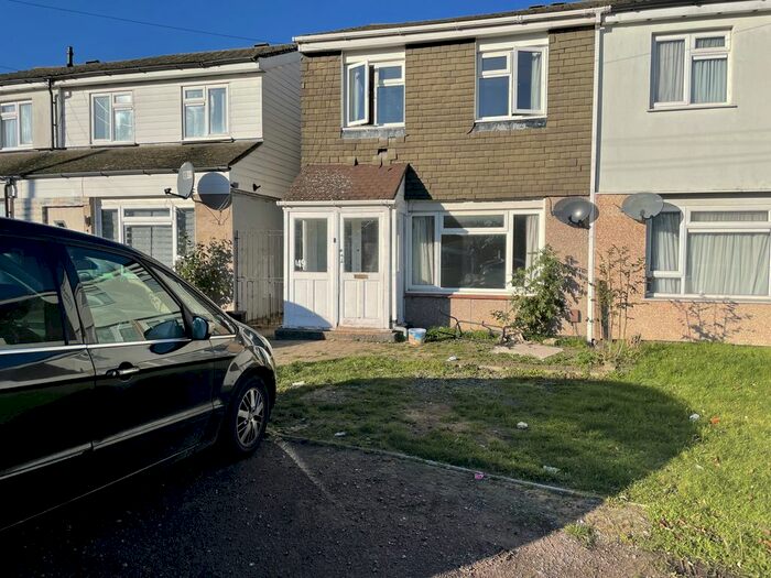 3 Bedroom Semi-Detached House To Rent In Hockwell Ring, Luton, Bedfordshire, LU4