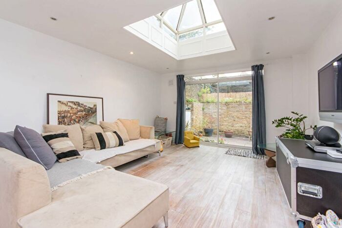 2 Bedroom Maisonette For Sale In Hammersmith Grove, Chiswick, London, W6