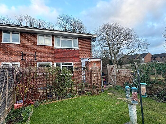 1 Bedroom Flat For Sale In Ellison Way, Tongham, Surrey, GU10