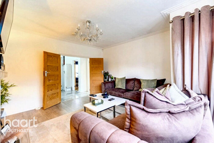 5 Bedroom Semi-Detached House For Sale In Lakenheath, London, N14