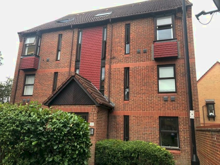 Flat To Rent In Pilgrims Close, Palmers Green, N13