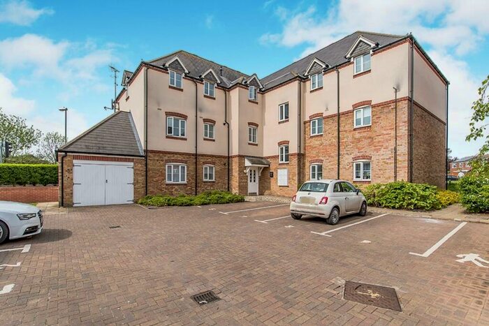 2 Bedroom Flat To Rent In East Hall Walk, Sittingbourne, Kent, ME10