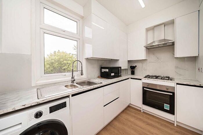 2 Bedroom Flat To Rent In Babington Road, Streatham, SW16