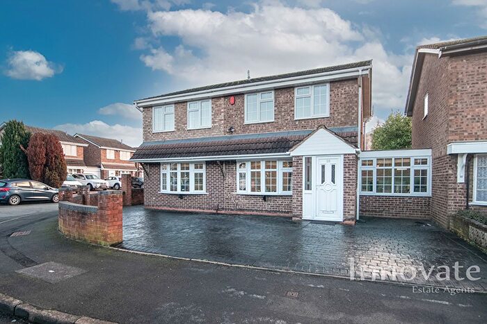 4 Bedroom Link Detached House For Sale In Gladstone Drive, Oldbury, B69