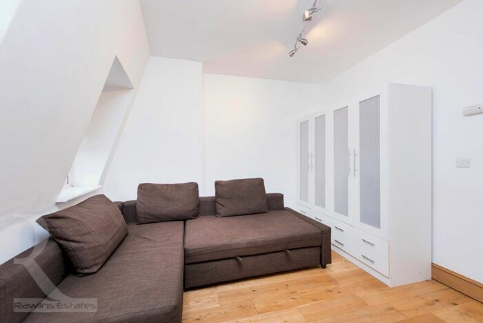 Studio To Rent In High Road, London, N2